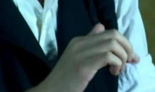 刘谦变魔术旁边的主持人是谁 刘谦魔术扑克牌解密